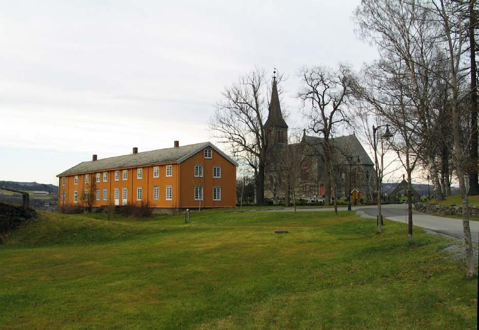 7 SAKSBEHANDLING OG PLANFORHOLD "Prestegårdslåna" i Melhus (1653-005-029) og Melhus kirke. Prestegården i Melhus har trolig holdt til her siden middelalderen.