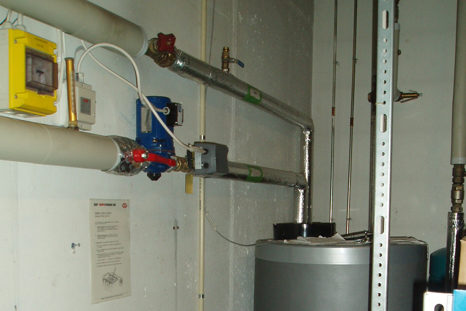 VVS Sanitær [31] Systemet for oppvarming av varmt tappevann er plassert i teknisk rom i kjeller. Beredere er av nyere dato, ca 300 ltr.