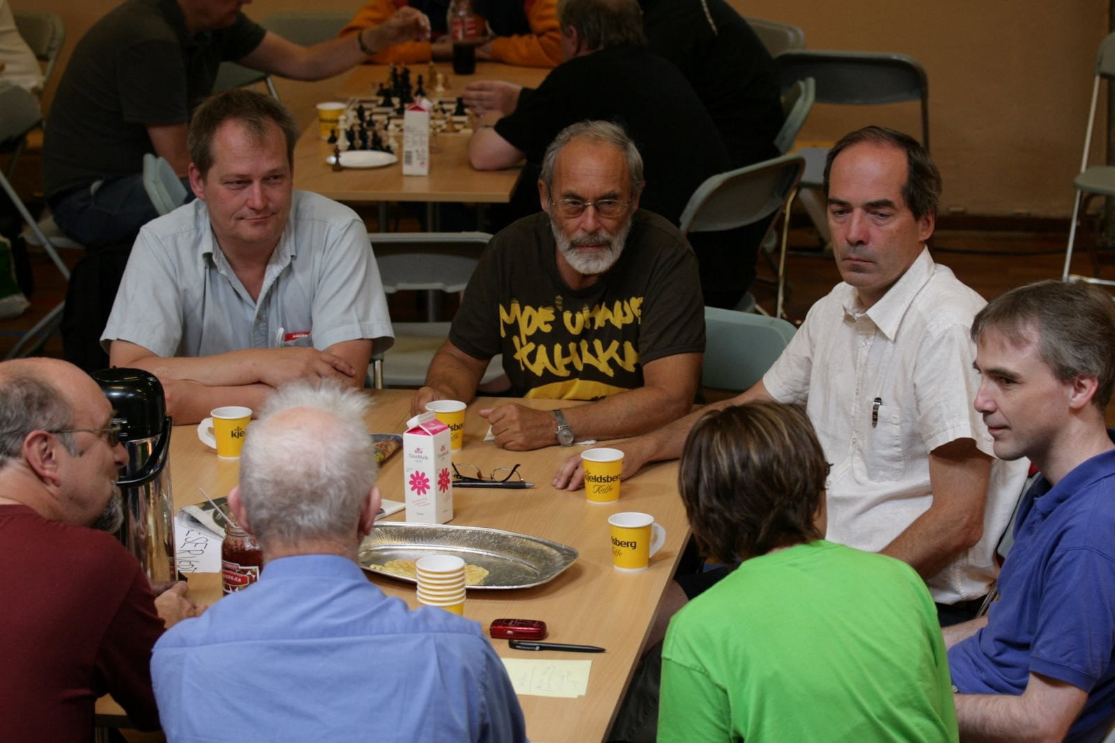 S I D E 15 Evig sjakk Tekst: Turid Hølleland Foto: Lars N. Larsen Bulletinen har samlet Landsturneringens superveteraner på et brett for å snakke sjakk og kjærlighet.