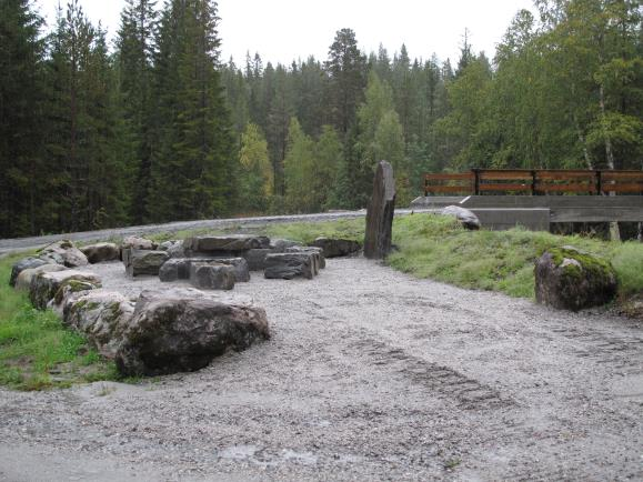 Gangbru Skårlangseter. Sittegrupper og infotavler, Maribråtan og Skoddølvatn. Sittegruppe ved Maribråtan samt infotavle og sittegruppe ved Skoddølvatn er utført. Oppstart parkering Kvisle skog/buvatn.