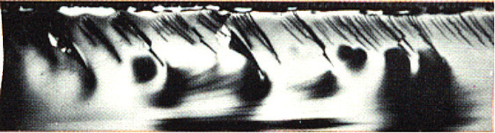 Bildet viser et karakteristisk bruddmønster utløst av kanstskade på glasset.