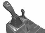 AUX-spak for tredje funksjon - Innenfra og ut (tredje - skuffe - løftearm) - Utenfra og inn (skuffe - løftearm - tredje) MF-spak og AUX-spak for tredje funksjon Låsebryter for styrespak Automatisk