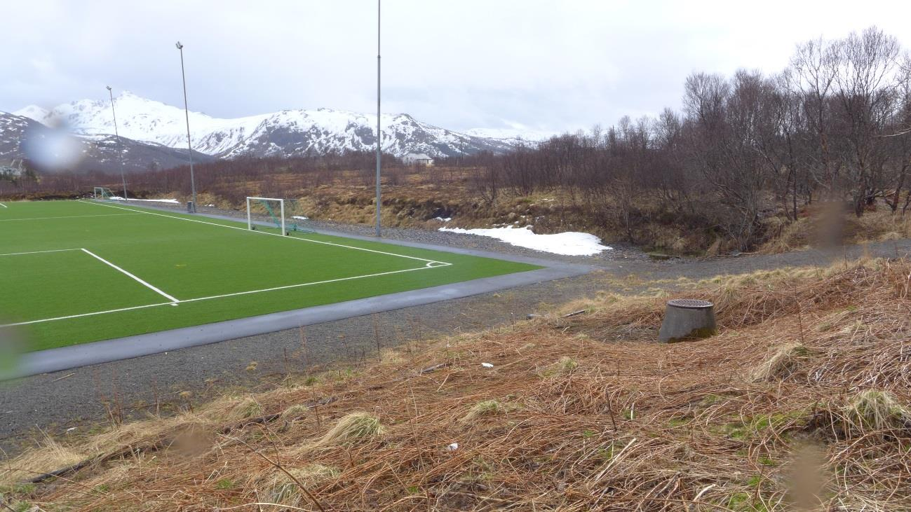 Bilde 5. Fotballbane og tomt. Tatt mot sydøst. Bilde 6.