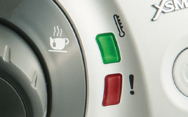 38 NORSK Lyssignaler Årsaker Løsninger Lyser uten å blinke Kaffebønnebeholderen er tom. Grutsamleren er full. Vannkretsen er tom.