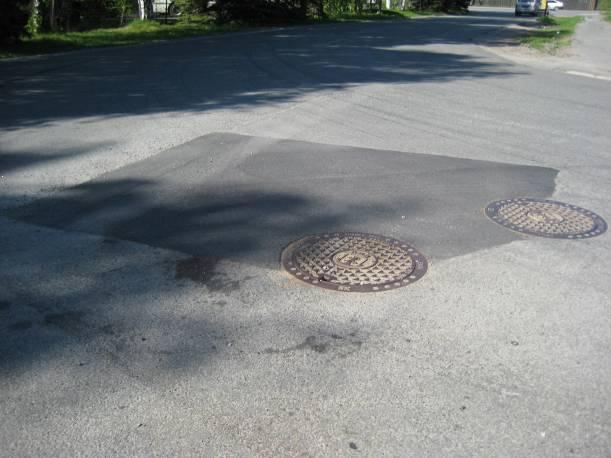 Eksempler på feil og riktig utførelse av skjæring av asfalt rundt kummer. Kumtopper med flytende ramme skal legges i minimum 10 cm asfalt etter at A-G-ringen er lagt på plass. Se vedlegg 3.