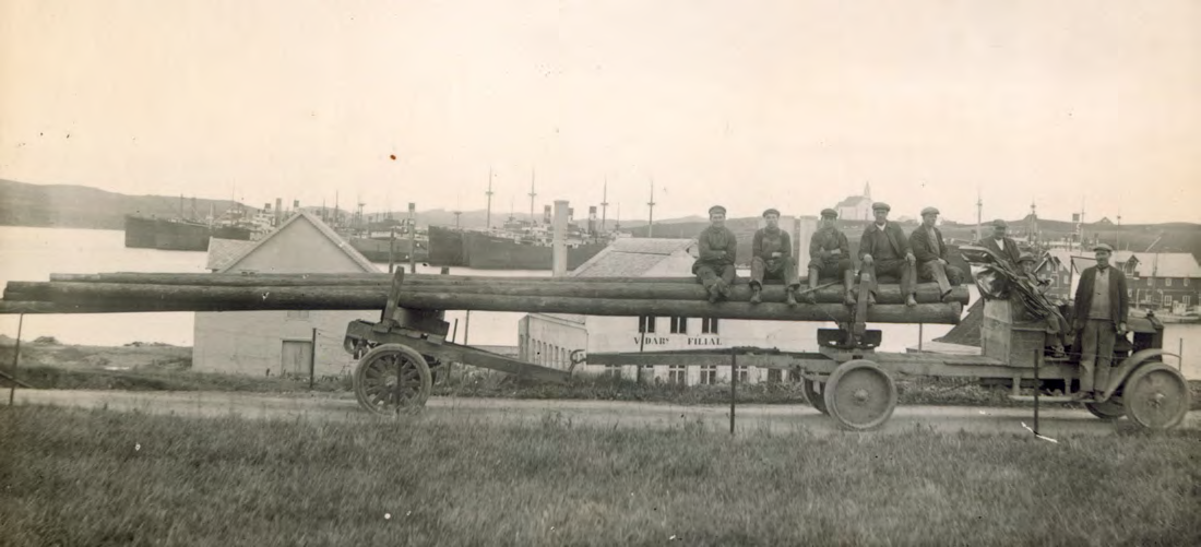 Mastetransport med lastebil, Haugesund halvøen og Karmøy kraftselskap. 1920-tallet. Foto: NVEs arkiv arkivlokale med nytt reolanlegg stod ferdig i 1999 og arkivsystemet ASTA ble tatt i bruk samme år.