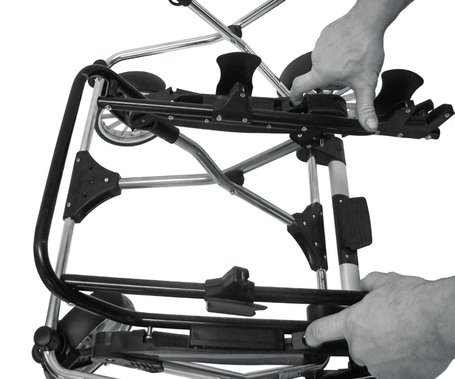 Nosta vaunu irti adapterista (6). 6 VAROITUS! Muista laittaa vaunu jarru päälle enne kuin kiinnität tai irrotat kaukalon vaunu rungosta.