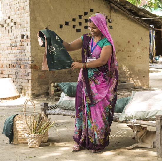 Gjennom produksjon av håndverk kan de gi regelmessig inntekt til kvinner i