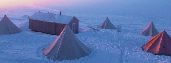 Den unike reproduksjon av Roald Amundsens overvintringshytte Framheim ble reist på Finse i 2011, og er en tro kopi av den originale hytten