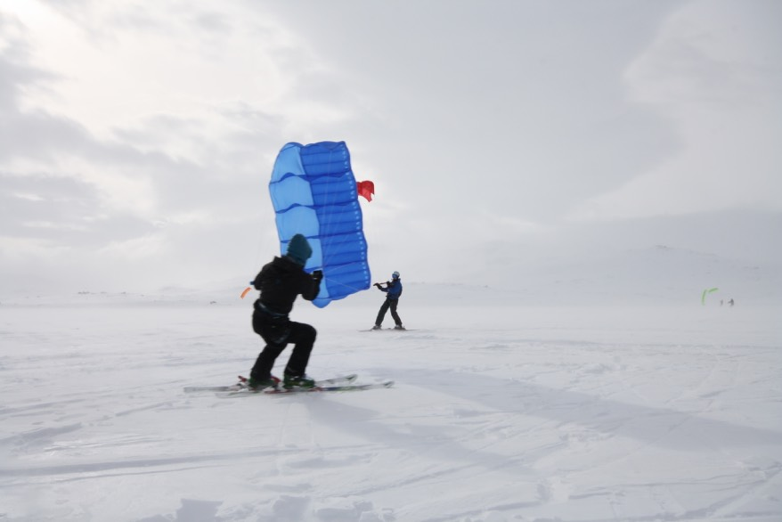 Aktiviteter Skiseiling Med en kort innføring i bruken av utstyret spenner man på skiene og utnytter vinden for å utforske landskapet.