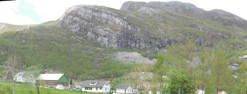 En nærmest vertikal skrent med høyde på 200 m avtagende mot øst ligger øverst i fjellsida, og gjennom årene har steinskred bygget opp en sammenhengende ur ved foten av skrenten.