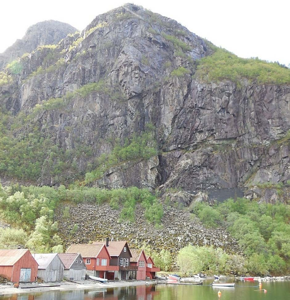 Dokumentnr.: 20130201-01-R Side: 17 Figur 11 Fjellsida på sørsida av Frafjord Faresoner for skredutsatt bebyggelse i Frafjord er vist i kart 03.