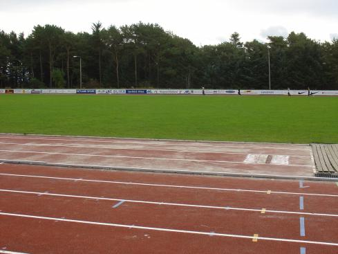 I tillegg bruker skolene i nærområdet til Sandnes stadion banen hver dag Det arrangeres mange stevner og kretsstevner. NM ble arrangert på denne banen i 1986 og i 2002.