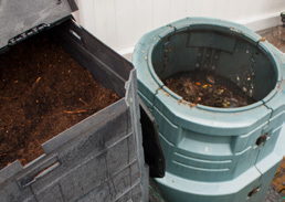 I prinsippet kan alt organisk avfall fra mat, hage og toalett, komposteres. En blanding av ulike typer avfall er ofte gunstig. Bark bidrar til at komposten får luft.