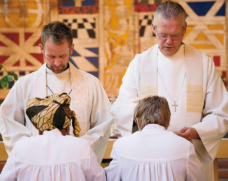 å motivere kvinner til å søke ledende stillinger i kirke og samfunn. at tilsettende myndigheter sikrer god kjønnsfordeling på alle nivåer i Den norske kirke.