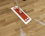 Hvor ofte gulvet må fuktrengjøres avhenger av bruk og tilsmussing.