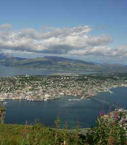 TROMSØ Tromsø er Nord-Norges hovedstad og har både småbyens sjarm og storbyens larm. Byen er kjent for sitt pulserende uteliv og mangfoldige kulturliv.