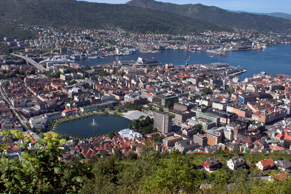 lokalsamfunnet. Familien kikker ut over Bergen, jente peker på et sted langt der nede og sier Der bor vi!