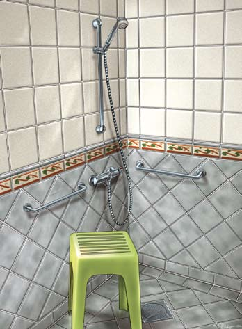 på bad og toalett Bad og toalett Fare for fall Glatte underlag på golv og i badekar Montér handtak ved badekar/dusj og