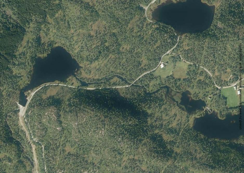 Figur: Til høyre i bildet ligger utløpet av Røyrvikvatnet. Elva fortsetter ned i Slåttestøylsvatnet. Ved utosen til dette vannet er en demning som legger elva helt tørr i underkant.