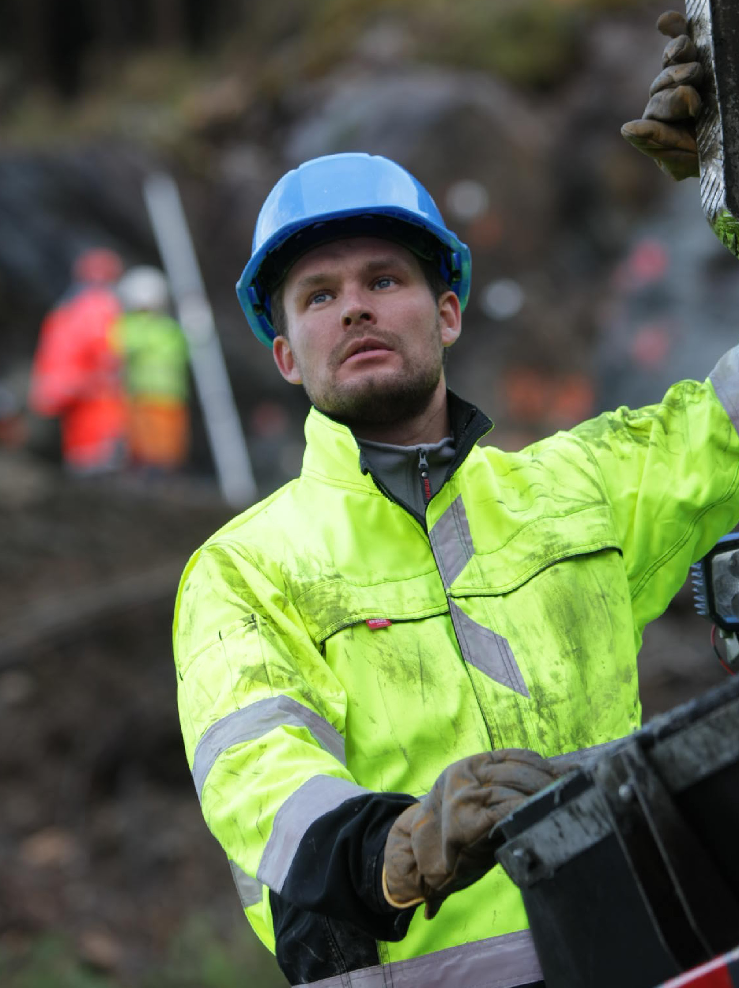 ARBEIDSTØY SAMMEN I REGN OG ARBEID Aalesund Oljeklede AS er en komplett leverandør av regn- og arbeidsbekledning til profesjonelle og kvalitetsbevisste brukere.