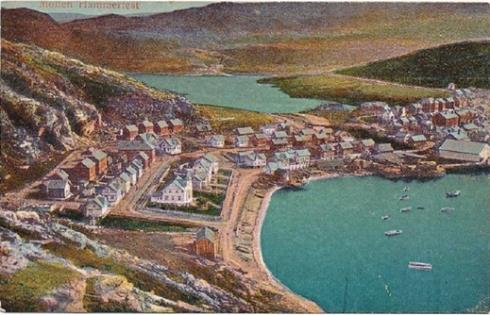 verdenskrig brukte tyskerne Hammerfest som base og ved tilbaketrekning i 1945 ble byen plyndret og brent til grunne. Hammerfest malt i 1832 av A. Meyer og tidlig byutvikling (datert) (kilde www.