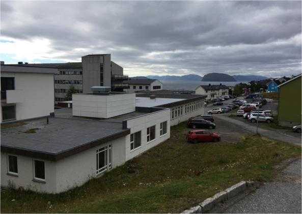 Dagens Hammerfest sykehus Eksisterende sykehus ligger mellom etablert boligbebyggelse, Universitetet i Tromsø/Campus Hammerfest og