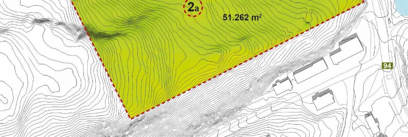 Området Jansvannet er statlig sikret friluftsområde. 4.1 Alternativ 2a Tomten er på ca. 51 dekar og har en østlig helning med høydeforskjell på ca. 50 meter fra Rv 94 til feltets avgrensning i vest.