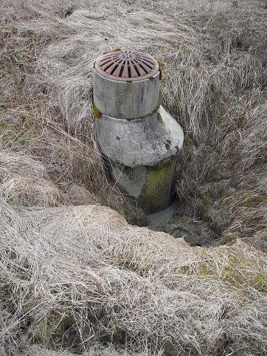 belastning på bunnledningen, og dette kunne dermed gi brekkasjer og etter hvert kollaps av ledningen. Ofte ser en at første rør foran og etter kummen er dislokalisert, eller dratt ut i skjøten.