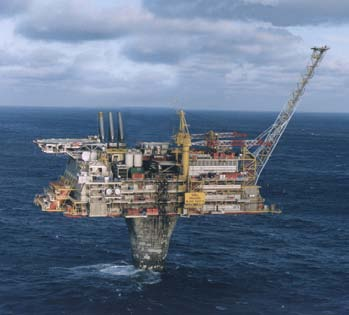 Utbygging: Draugen er eit oljefelt som ligg i Norskehavet, på 2 meter havdjup. Feltet er bygt ut med ei botnfast betonginnretning med integrert dekk.