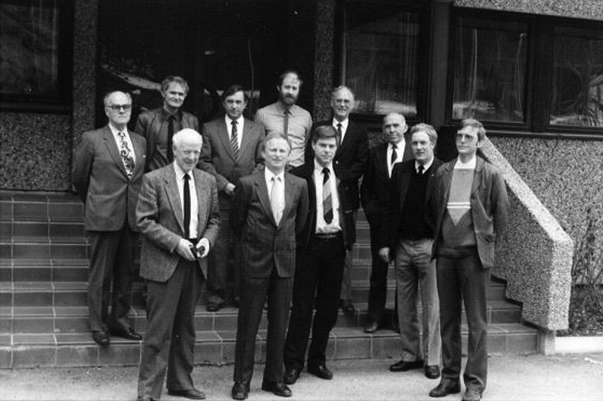 Figur 1. Bilde tatt etter stiftelsen av NORVAR den 29. april 1986 på VEAS. Foran fra venstre: J. Wisløff, VEAS (F), S. E. Moen, HIAS (A), R. Bøe, I.V.A.R (A), I. T. Henriksen, RA-2/NRV (A), S.