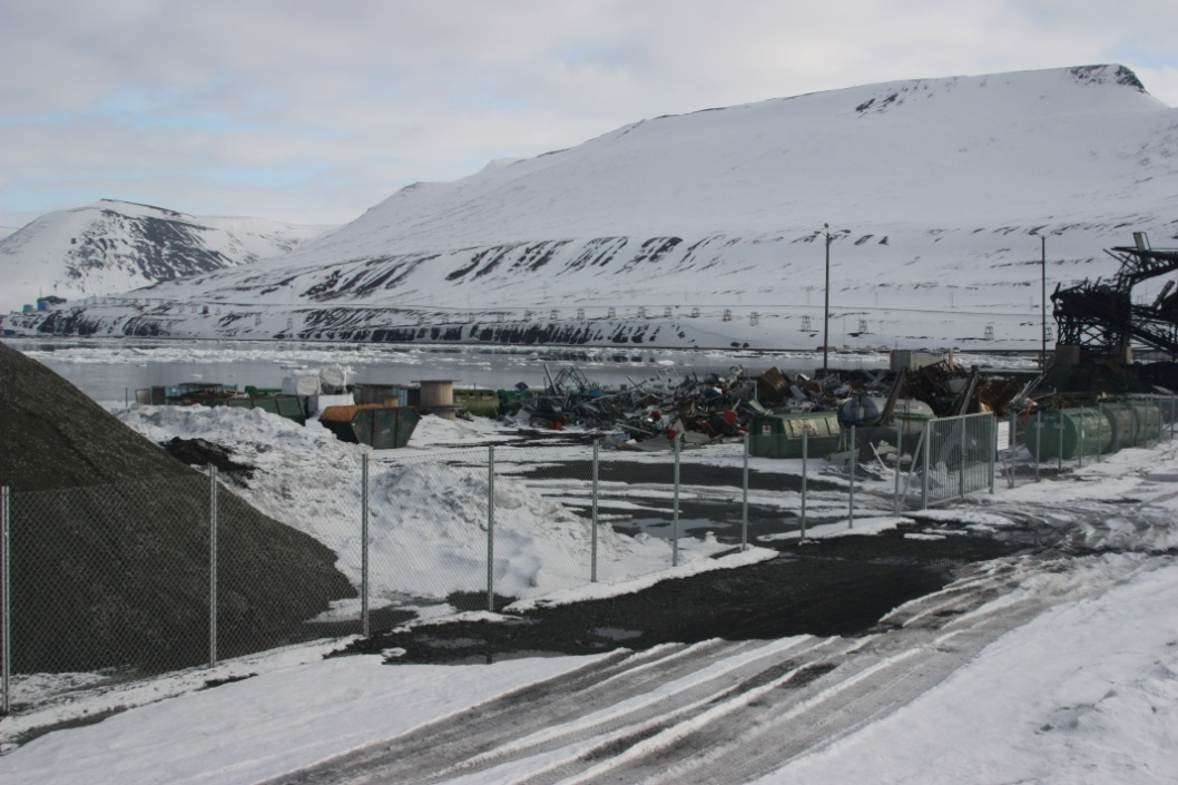 Figur 14. Mellomlager for avfall på Hotellneset. Kilde: Avfallsplan 2012-15 for Longyearbyen Mellomlageret brukes til metaller og containere.