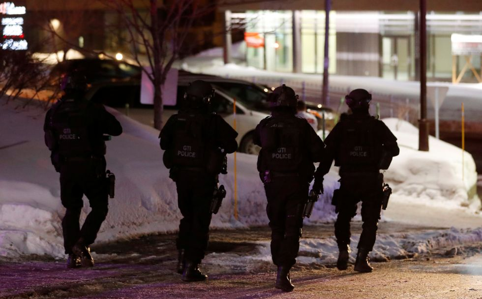 DREPT: Væpnet spesialpoliti rykket ut til moskeen i Quebec der flere personer ble skutt og drept av væpnede menn.