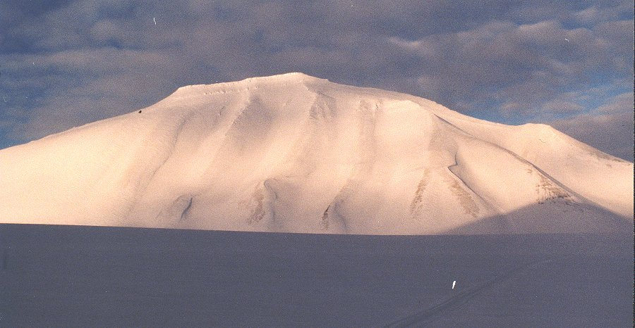 Figur 3.1.1.3 Soner av akkumulasjon og erosjon i småkupert kolle-, haug-, og slettelandskap Akkumulasjon Erosjon Figur 3.1.1.4 Bildet viser hvordan forhøyninger i terrenget blir blåst rene for snø, og hvordan snøen legger seg i lesonen bak forhøyningen.