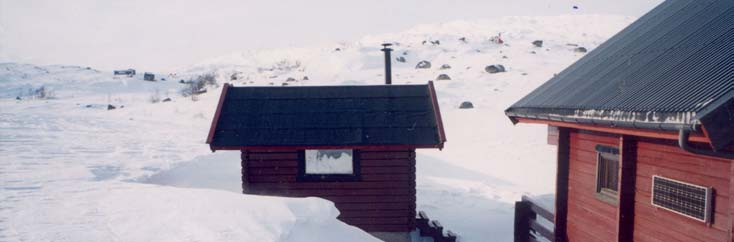 Figur 3.2.2.1 Lofonn som omkranser to bygninger i høyfjellet (Bjørnfjell, Nordland). Foto: Byggforsk Figur 3.2.2.2 viser en typisk lefonn tidlig på vinteren.