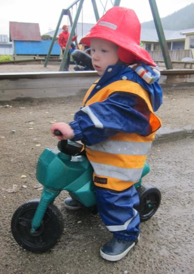 Det kjøres med biler og båter, det graves og utforskes med spade, bøtte og med hendene. Det hentes vann og sand i bøtter og flasker, enda artigere er det å tømme den ut igjen!