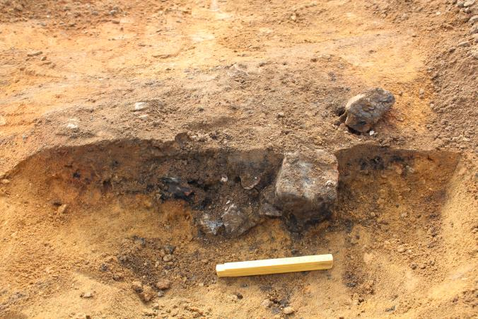 Strukturer/funn: På lokaliteten ble det registrert tre arkeologiske strukturer i form av kokegropene S2, S3 og S4. S2 Kokegrop Mål: 82 x 76 cm. Dybde: 23 cm.