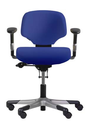 god korsryggstøtte. Stolen er i standardutførelse utstyrt med fotkryss i svart polyamid samt hjul for myke gulv.
