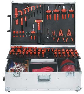 AUS VERKTØY OG VERNEUTSTYR > AUS verktøysett VERKTØYKOFFERT 1000V DELUXE Verktøykoffert Deluxe, med 54stk 1000V verktøy i en solid rød lærkoffert med 2 låser.