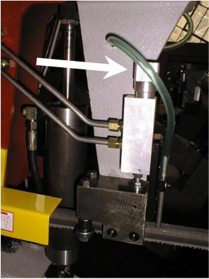 Justering av skjæretrykket utføres ved at en justerer på reguleringsventilen som en plassert ved sagbladstyringene. Dersom du skrur inn ventilen, vil skjæretrykke øke.