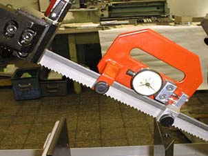 For maskiner med hydraulisk sagblad stramming Slå på hydraulikk systemet etter at du har montert sagbladet, og kontroller sagblad strammingen ved hjelp av manometeret (1).