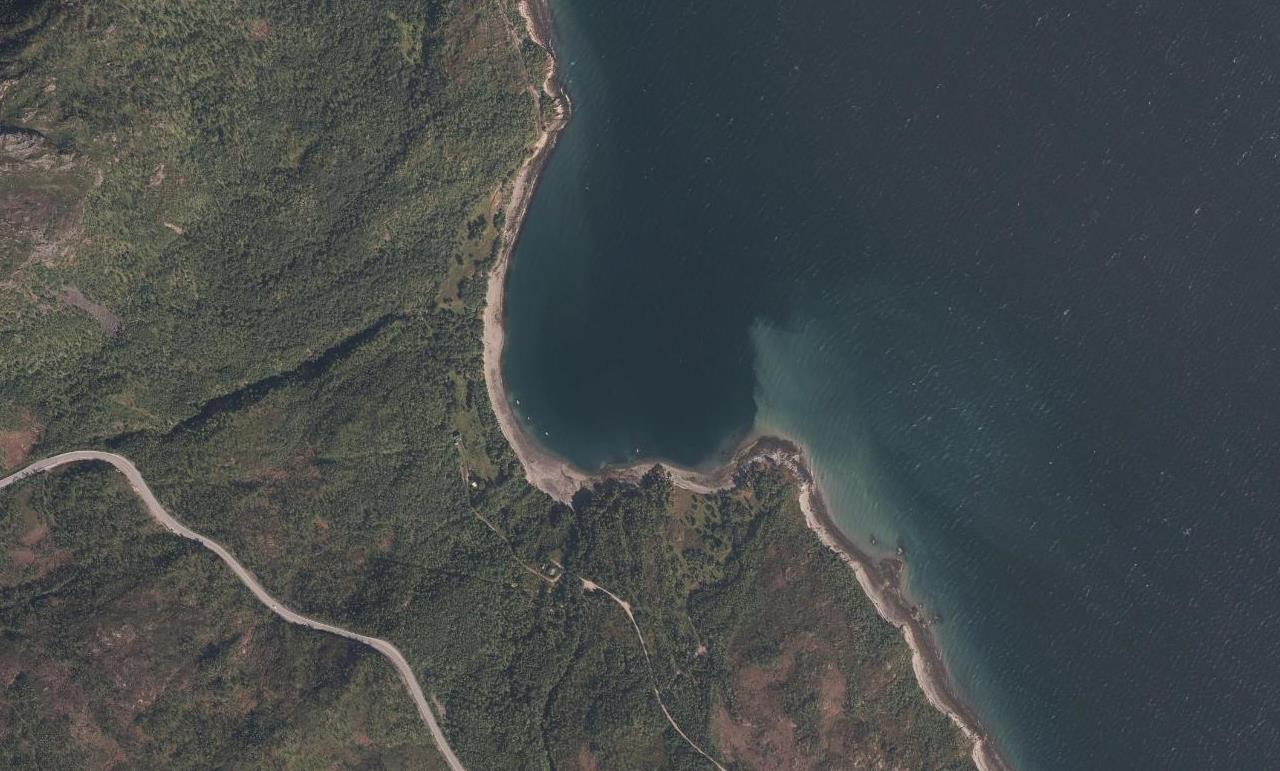 3.2.4 Erosjon Tre bekker har sitt utløp i Indre Sokkelvik. Erosjon fra bekker innebærer ofte en kontinuerlig forverring av stabilitet. Erosjonen kan være ekstra kraftig under snøsmeltingen om våren.