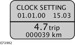 KLOKKE Biler med klokkevisning i audioeller navigasjonsenheten. Detaljerte instrukser om hvordan klokka stilles, finnes i egen brukerveiledning for audio- eller navigasjonssystem.