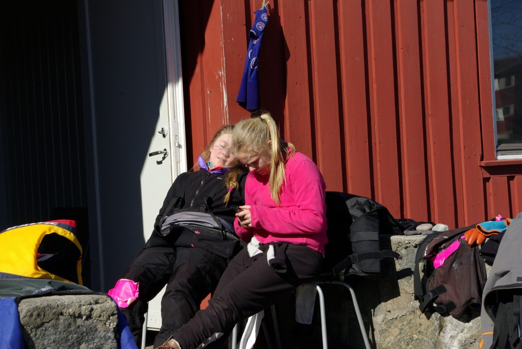 En hvilestund i sola i lunsjen lørdag Invitasjon til treningssamling på Hove Arendals Seilforening ønsker i samarbeid med Norsk Optimistjolleklub (NOK) og Norsk Europajolleklubb (NEK) velkommen til