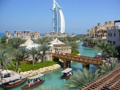 Dubai-sjokket Månedens oppgang i risikable investeringer ble reversert da Dubai World annonserte at de hadde problemer med å gjøre opp gjeld Selve Dubai problemet er for lite i størrelse