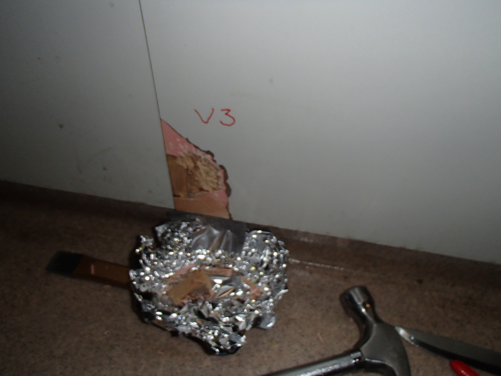 avfall 16 Prøver: V3 Plater på innvendige vegger inneholder metaller under grensen for (lav-)