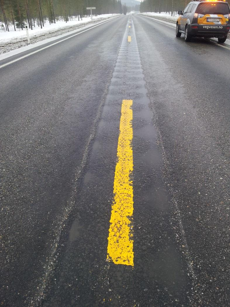 Forsterket vegoppmerking -prøvefelt Fresespor Ingen synlige skader i asfaltdekket Ingen