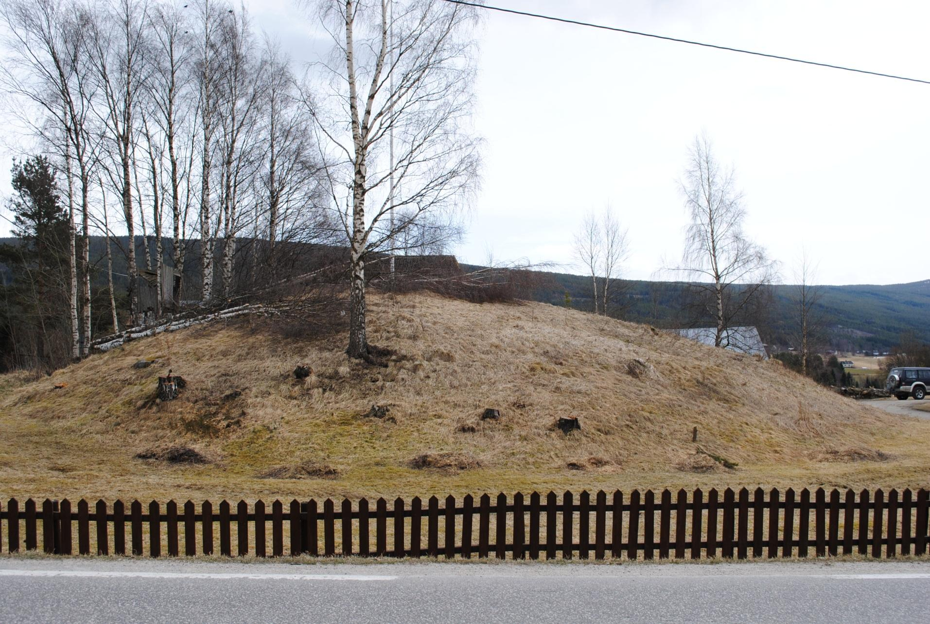 Monumental gravhaug, Bergset