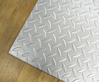 SIKKERHETSMATTER Safety Deck Safety Lagune Safety Deck er et sølvfarget sklisikkert vinylbelegg med et utseende som ligner rustfrie dørkeplater.
