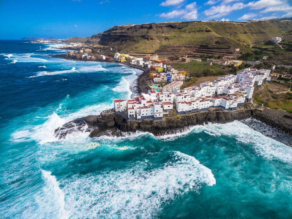 Puerto de Las Nieves, hvor fergen til Tenerife går, er vi helt sikre på at det er en liten landsby du vil merke deg. Det er El Roque.
